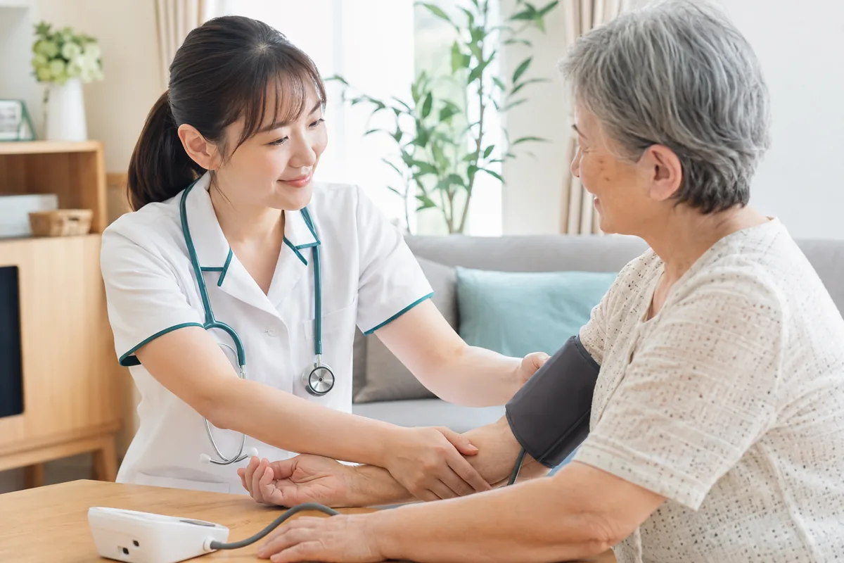 健康状態を観察する訪問看護師の手元
